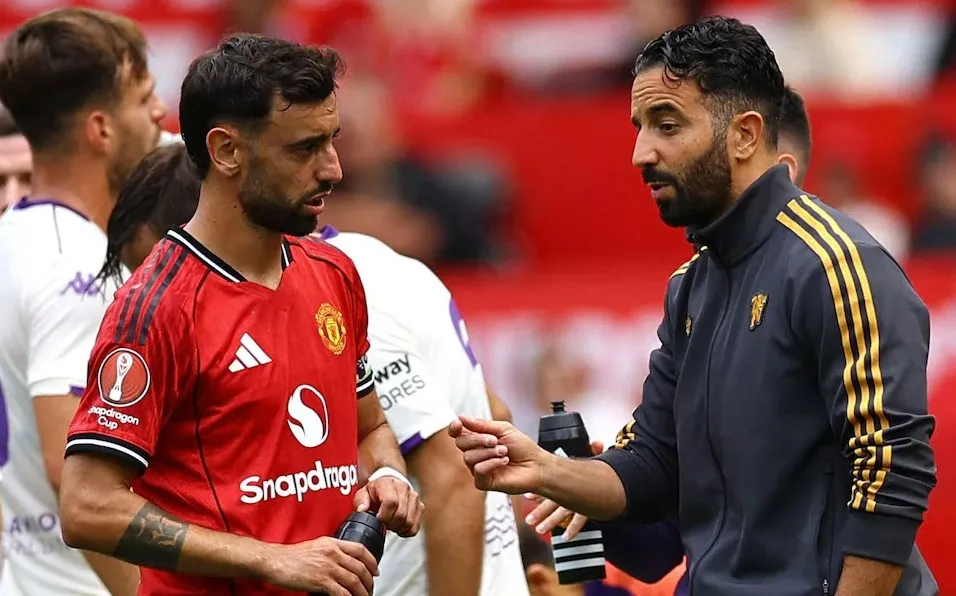 Fernandes nói việc HLV Amorim cương quyết giữ anh lại góp phần khiến anh không bị MU bán đi