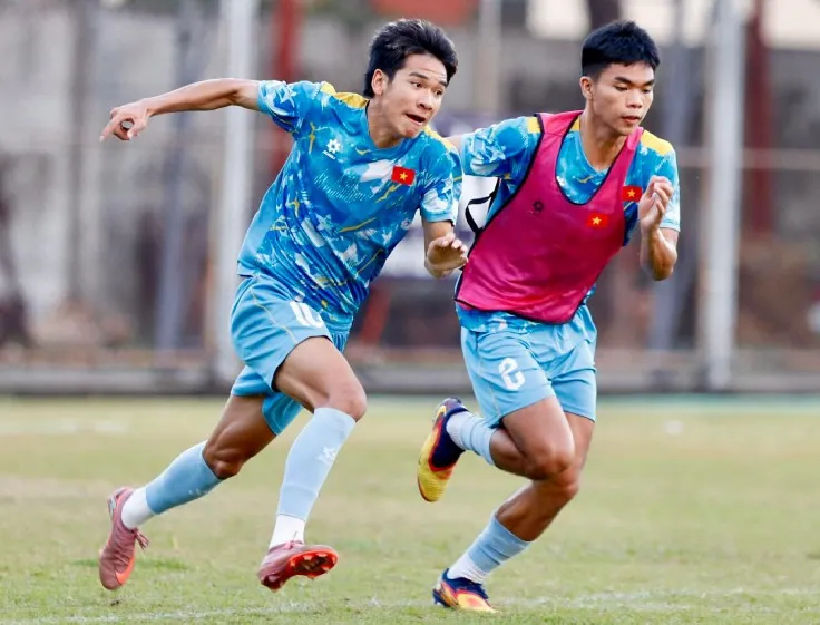 U22 Việt Nam: Tinh thần hưng phấn của 'người hùng' Văn Thuận và sự chỉn chu của HLV Kim Sang Sik cho hàng thủ trước chung kết SEA Games