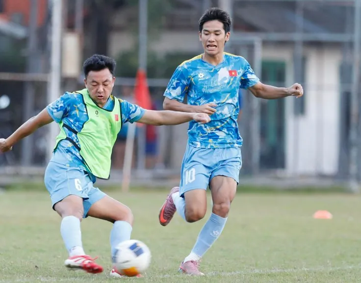 “Người hùng” Văn Thuận hưng phấn, thầy Kim lo chỉnh hàng thủ U22 Việt Nam - 10