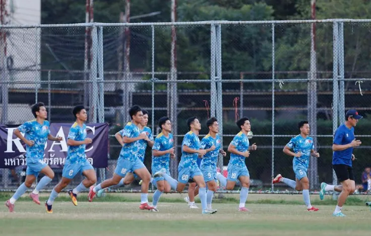 “Người hùng” Văn Thuận hưng phấn, thầy Kim lo chỉnh hàng thủ U22 Việt Nam - 11