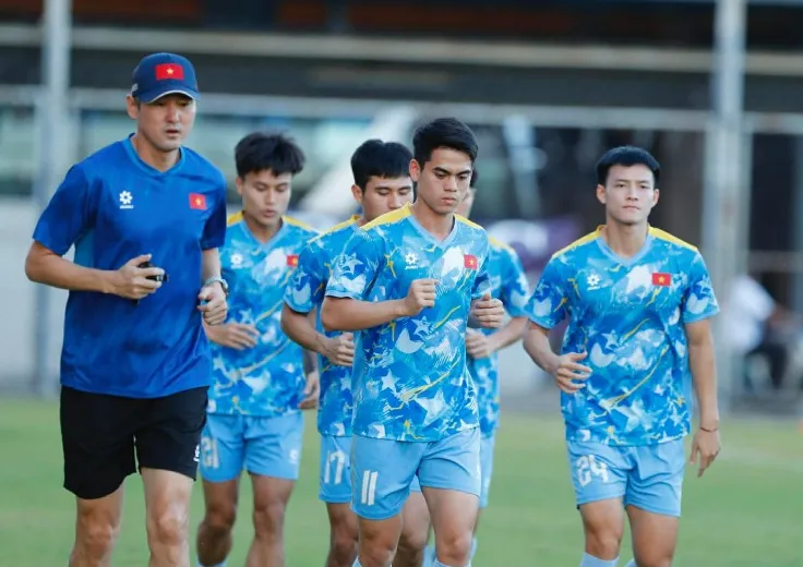 “Người hùng” Văn Thuận hưng phấn, thầy Kim lo chỉnh hàng thủ U22 Việt Nam - 13