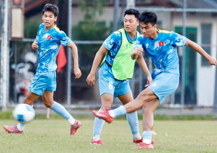 “Người hùng” Văn Thuận hưng phấn, thầy Kim lo chỉnh hàng thủ U22 Việt Nam - 4