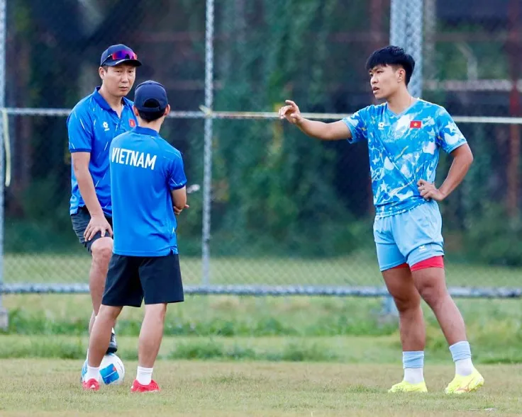 “Người hùng” Văn Thuận hưng phấn, thầy Kim lo chỉnh hàng thủ U22 Việt Nam - 5