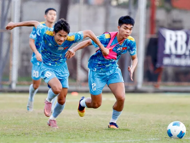 “Người hùng” Văn Thuận hưng phấn, thầy Kim lo chỉnh hàng thủ U22 Việt Nam - 6