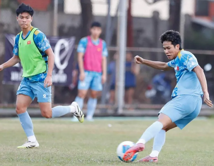 “Người hùng” Văn Thuận hưng phấn, thầy Kim lo chỉnh hàng thủ U22 Việt Nam - 7