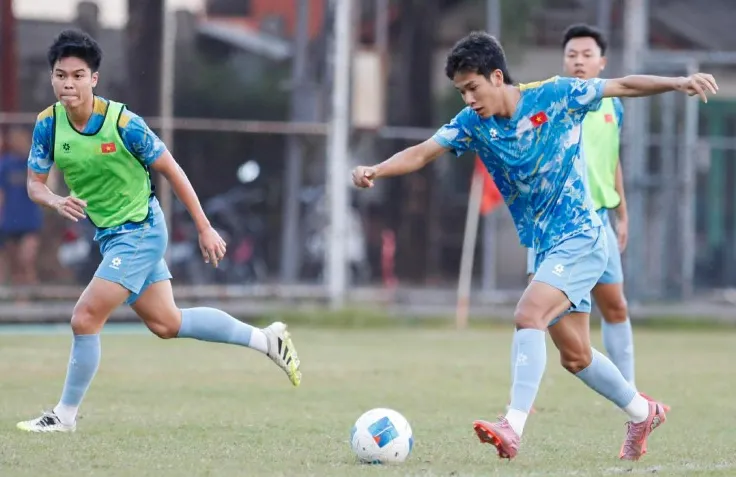 “Người hùng” Văn Thuận hưng phấn, thầy Kim lo chỉnh hàng thủ U22 Việt Nam - 8