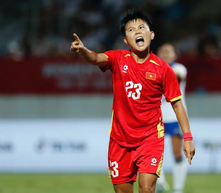 Bích Thùy tỏ ra không hài lòng với quyết định của trọng tài biên