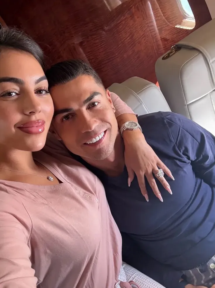 Georgina hạnh phúc với chiếc nhẫn cầu hôn mà Ronaldo đã trao cho cô