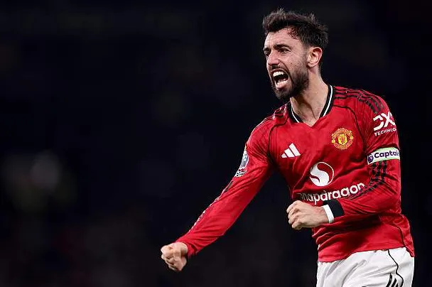 Carragher chọn sơ đồ 4-2-3-1 vì Bruno Fernandes