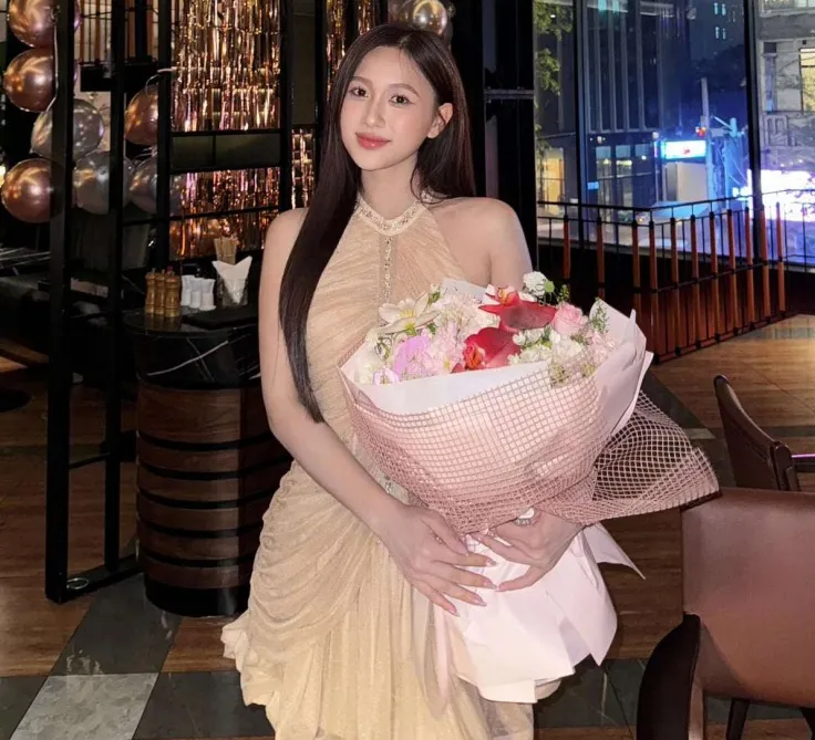 Trong các MV, Bùi Thu Hương khiến nhiều khán giả không thể rời mắt vì vẻ đẹp trong sáng, nhã nhặn cùng lối diễn xuất vô cùng chuyên nghiệp.