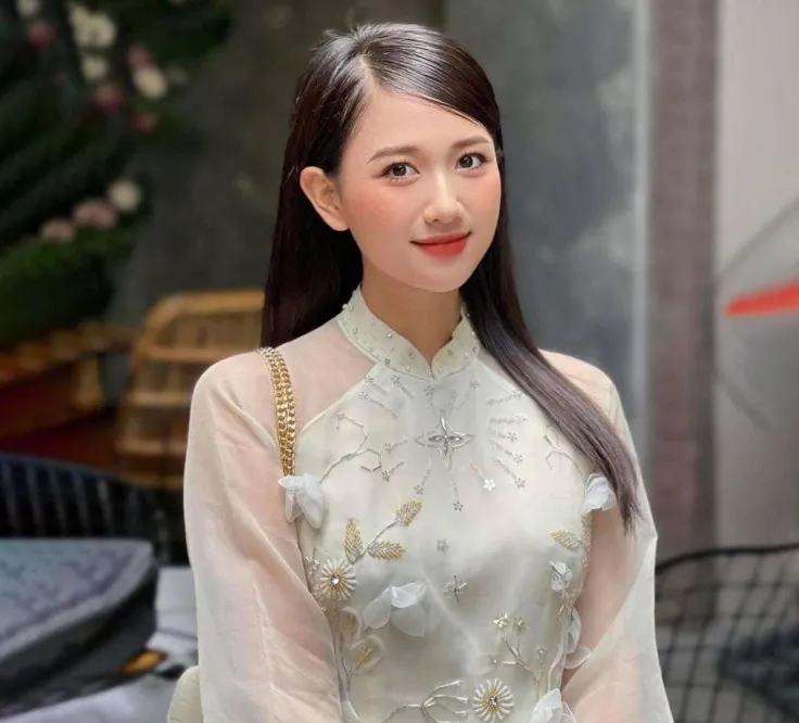 Bùi Thu Hương sinh ngày 26/5/1998 tại Bắc Kạn.