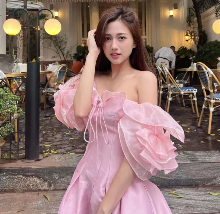 Bùi Thu Hương sở hữu khuôn mặt xinh đẹp cùng thân hình mảnh mai.