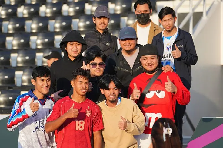 Các fan Thái Lan chụp ảnh cùng cầu thủ sau trận